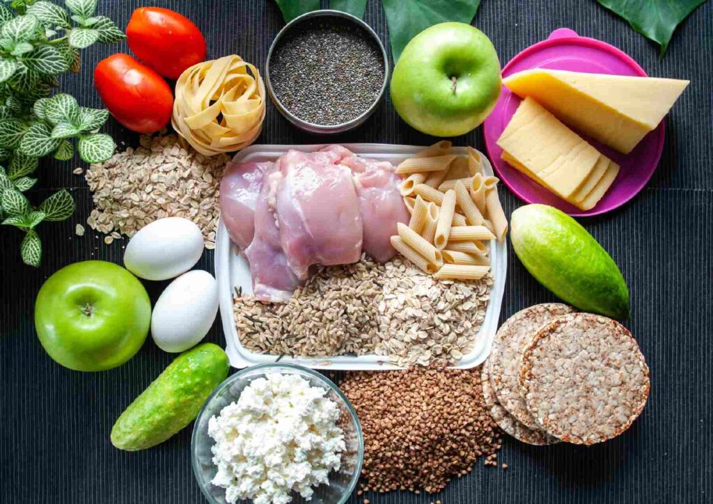 What Is A Sports Nutritionist? 5 A colourful assortment of fruits and vegetables, including berries, leafy greens, and avocados, promoting healthy weight loss.