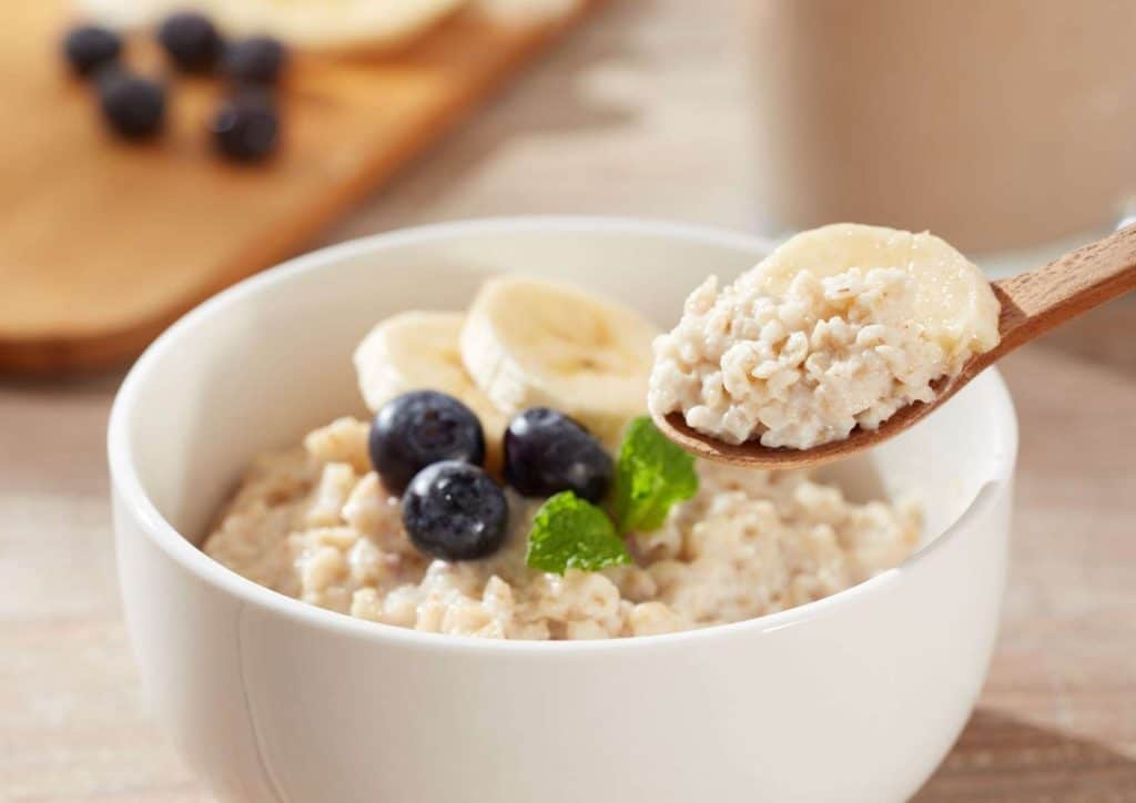Are Oats Good for Weight Loss? 1 A bowl of oatmeal topped with fresh blueberries and sliced bananas, showcasing a healthy breakfast option.