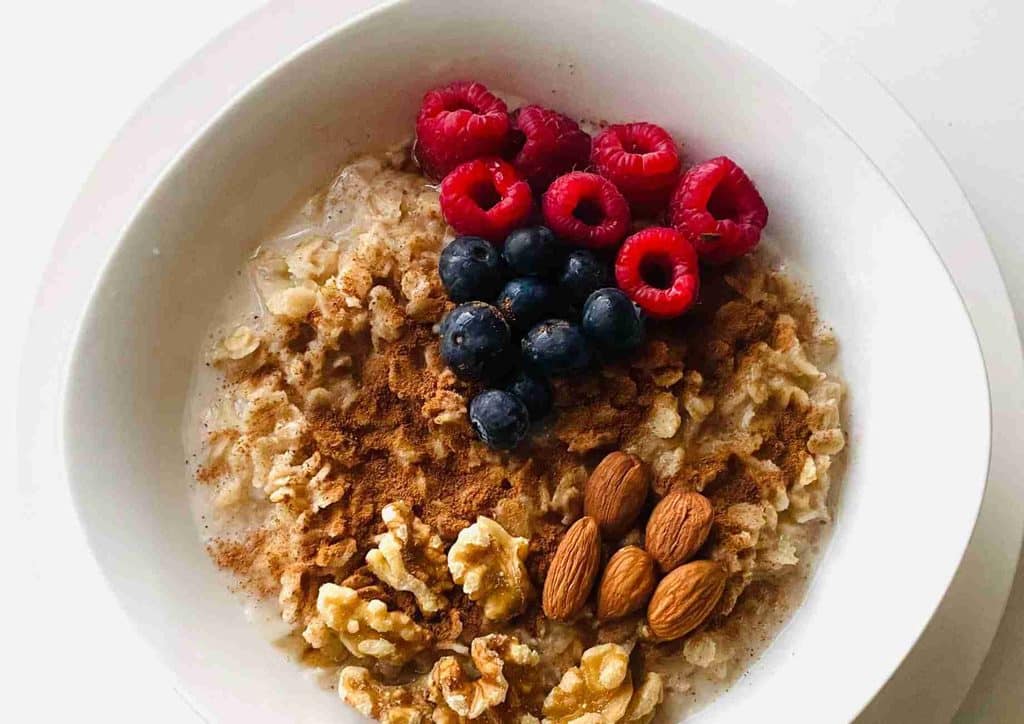 Are Oats Good for Weight Loss? 3 A bowl of oatmeal topped with fresh berries and nuts, showcasing a healthy breakfast option.