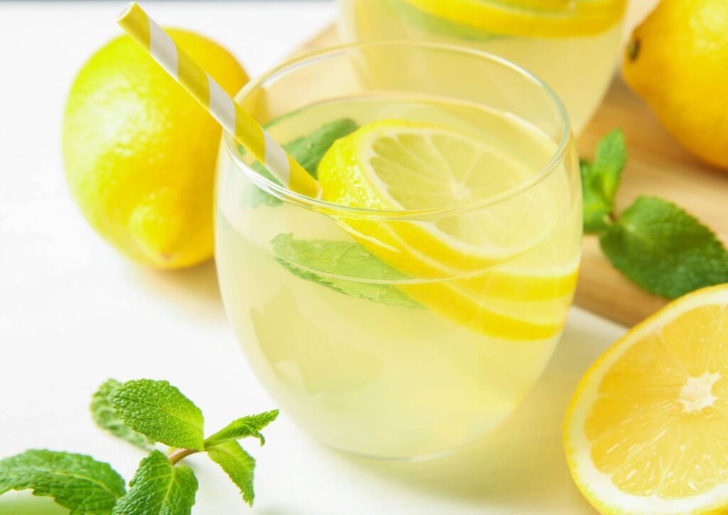 Does Lemon Water Help With Weight Loss? 4 A refreshing glass of lemonade garnished with fresh mint leaves and lemon slices.