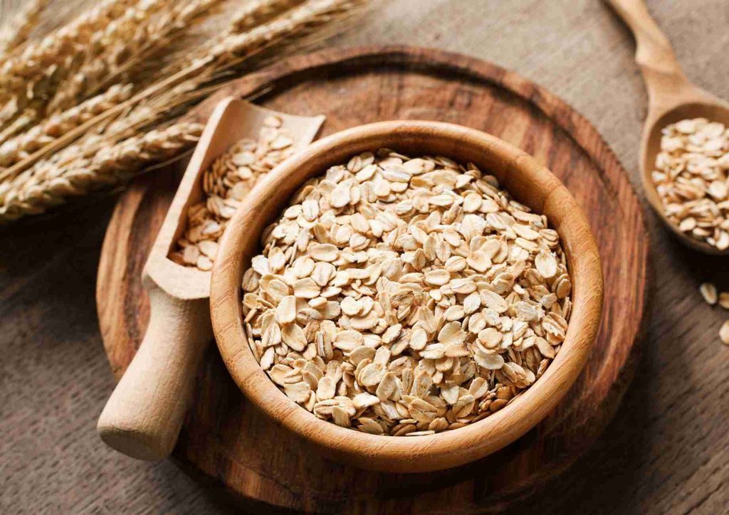 Are Oats Good for Weight Loss? 5 Oats displayed in a bowl, highlighting their nutritional benefits as a source of dietary fibre and protein.
