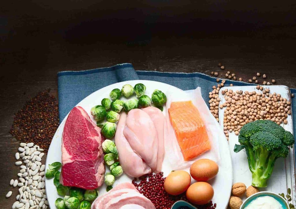 High-Protein Foods for Weight Loss 4 A plate featuring a serving of meat, assorted vegetables, and a sprinkle of nuts for added texture and flavour.