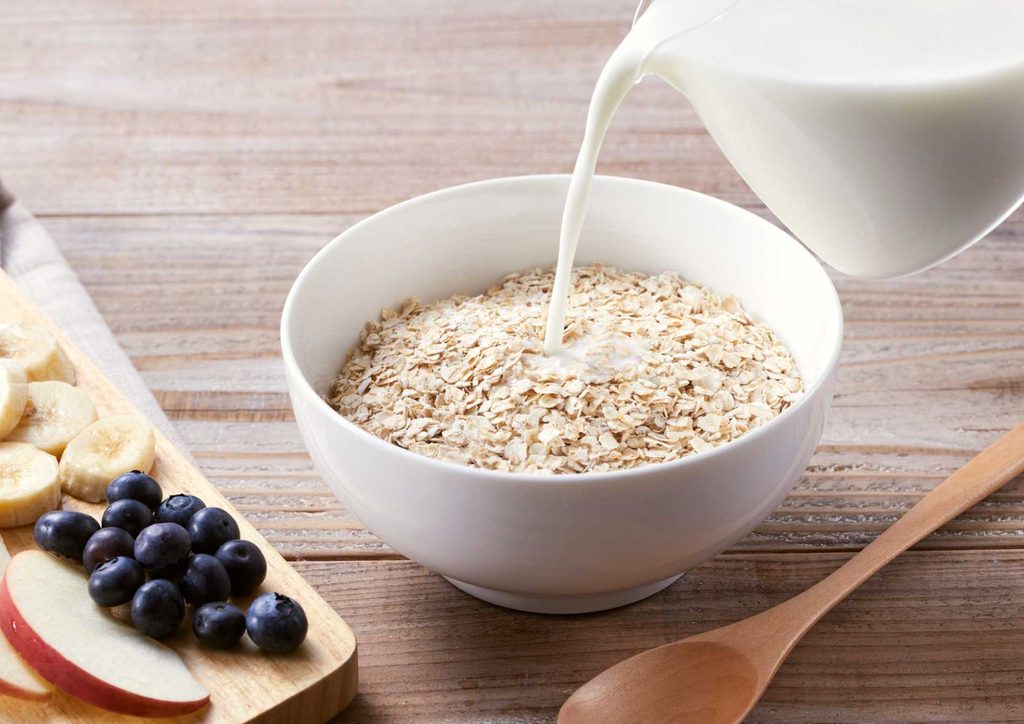 The Best Foods for Weight Loss 21 Oats displayed in a bowl, highlighting their nutritional benefits as a source of fibre, protein, and carbohydrates.
