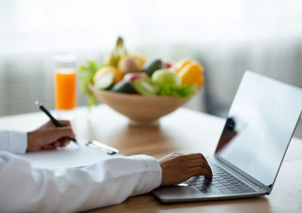 What Does a Clinical Nutritionist Do? 10 A clinical nutritionist assesses medical history, symptoms and dietary patterns to create personalised nutrition plans, provide medical nutrition therapy and support the management of chronic health conditions.