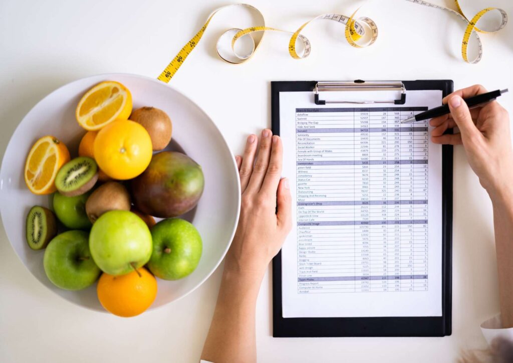 What Does a Clinical Nutritionist Do? 2 A clinical nutritionist assesses medical history, symptoms and dietary patterns to create personalised nutrition plans, provide medical nutrition therapy and support the management of chronic health conditions.