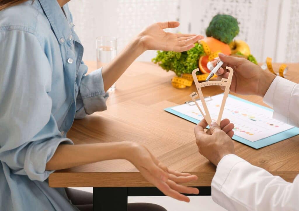 What Does a Clinical Nutritionist Do? 3 A clinical nutritionist assesses medical history, symptoms and dietary patterns to create personalised nutrition plans, provide medical nutrition therapy and support the management of chronic health conditions.