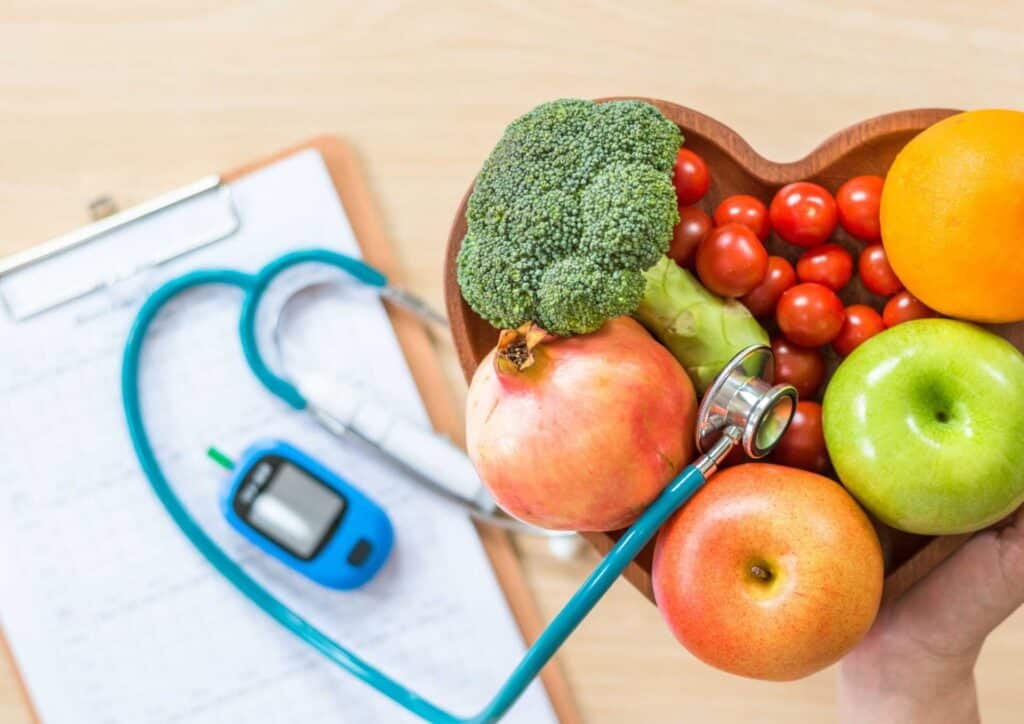 What Does a Clinical Nutritionist Do? 4 A clinical nutritionist assesses medical history, symptoms and dietary patterns to create personalised nutrition plans, provide medical nutrition therapy and support the management of chronic health conditions.