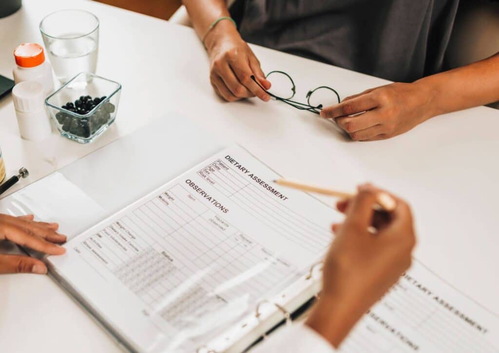 What Does a Clinical Nutritionist Do? 5 A clinical nutritionist assesses medical history, symptoms and dietary patterns to create personalised nutrition plans, provide medical nutrition therapy and support the management of chronic health conditions.