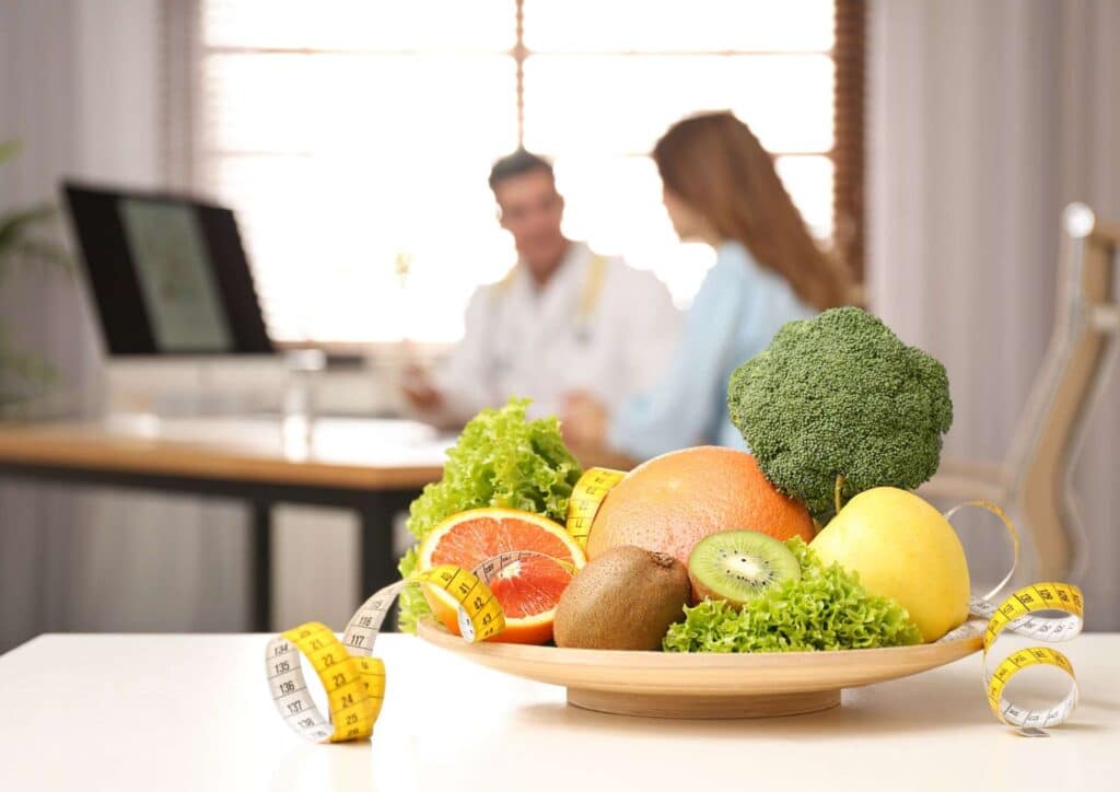 What Does a Clinical Nutritionist Do? 6 A clinical nutritionist assesses medical history, symptoms and dietary patterns to create personalised nutrition plans, provide medical nutrition therapy and support the management of chronic health conditions.
