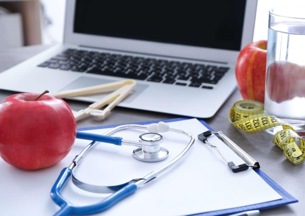 What Does a Clinical Nutritionist Do? 7 A clinical nutritionist assesses medical history, symptoms and dietary patterns to create personalised nutrition plans, provide medical nutrition therapy and support the management of chronic health conditions.