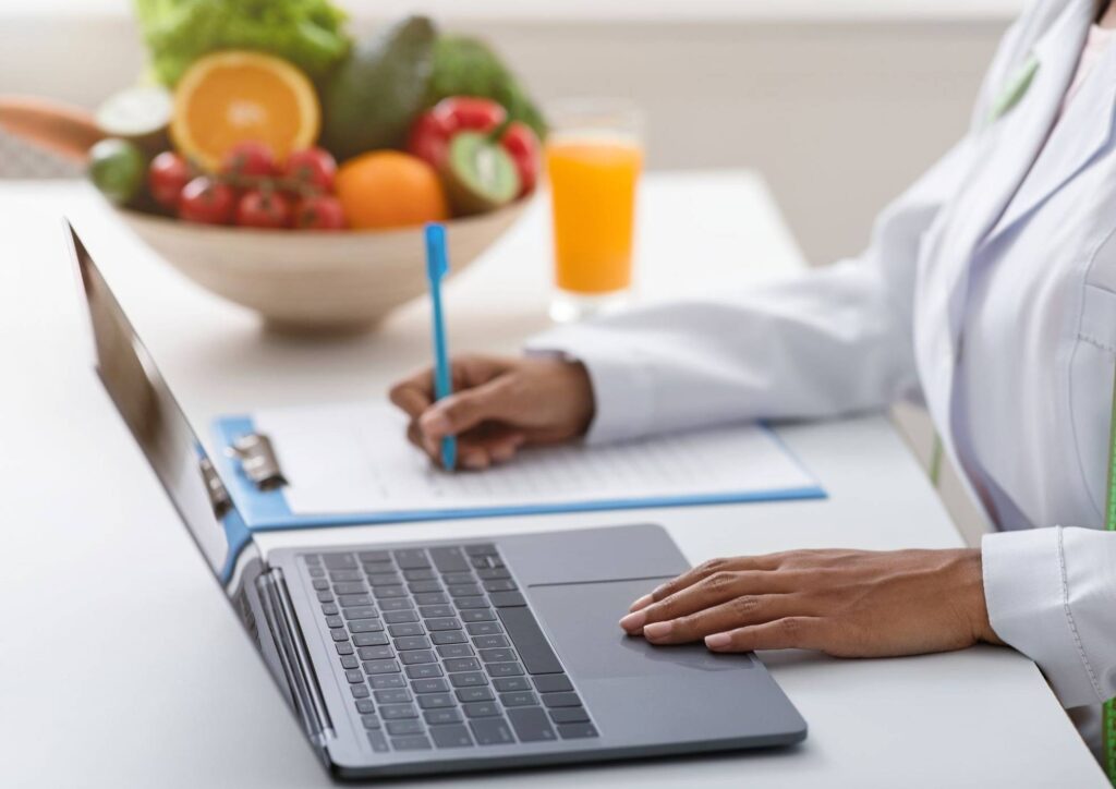 What Does a Clinical Nutritionist Do? 8 A clinical nutritionist assesses medical history, symptoms and dietary patterns to create personalised nutrition plans, provide medical nutrition therapy and support the management of chronic health conditions.