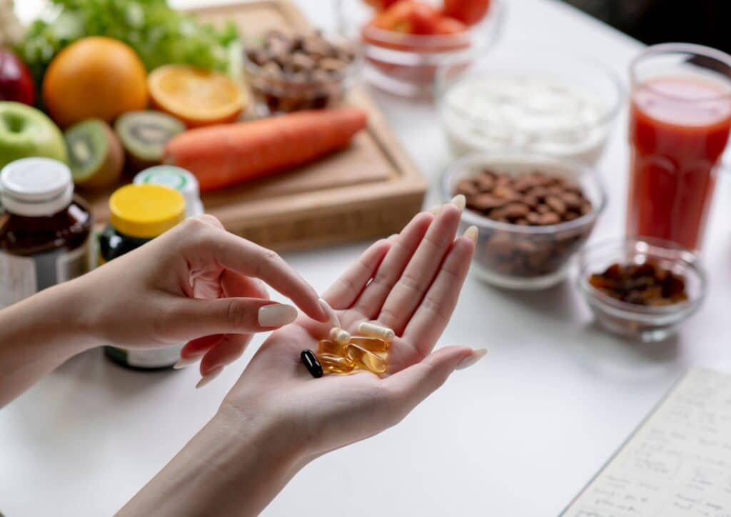 What Does a Clinical Nutritionist Do? 9 A clinical nutritionist assesses medical history, symptoms and dietary patterns to create personalised nutrition plans, provide medical nutrition therapy and support the management of chronic health conditions.