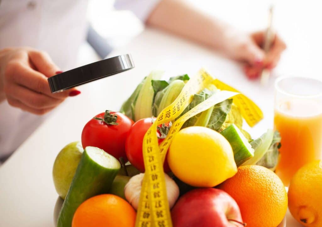 What Is the Difference Between a Nutritionist and Dietitian? 9 The difference between a nutritionist and a dietitian in Australia is based on their qualifications, clinical responsibilities and the type of support they provide.