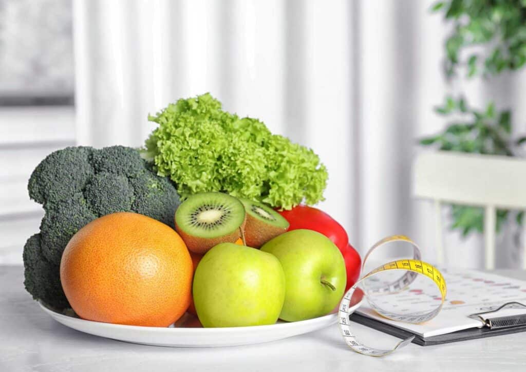 What Is the Difference Between a Nutritionist and Dietitian? 8 The difference between a nutritionist and a dietitian in Australia is based on their qualifications, clinical responsibilities and the type of support they provide.