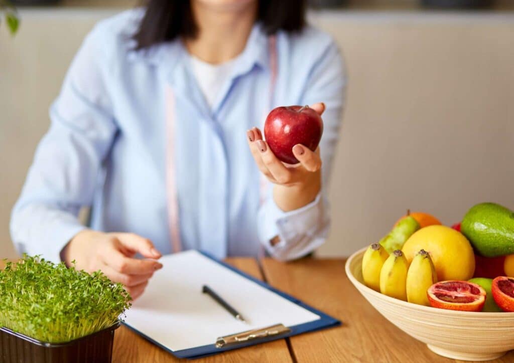 What Is the Difference Between a Nutritionist and Dietitian? 4 The difference between a nutritionist and a dietitian in Australia is based on their qualifications, clinical responsibilities and the type of support they provide.