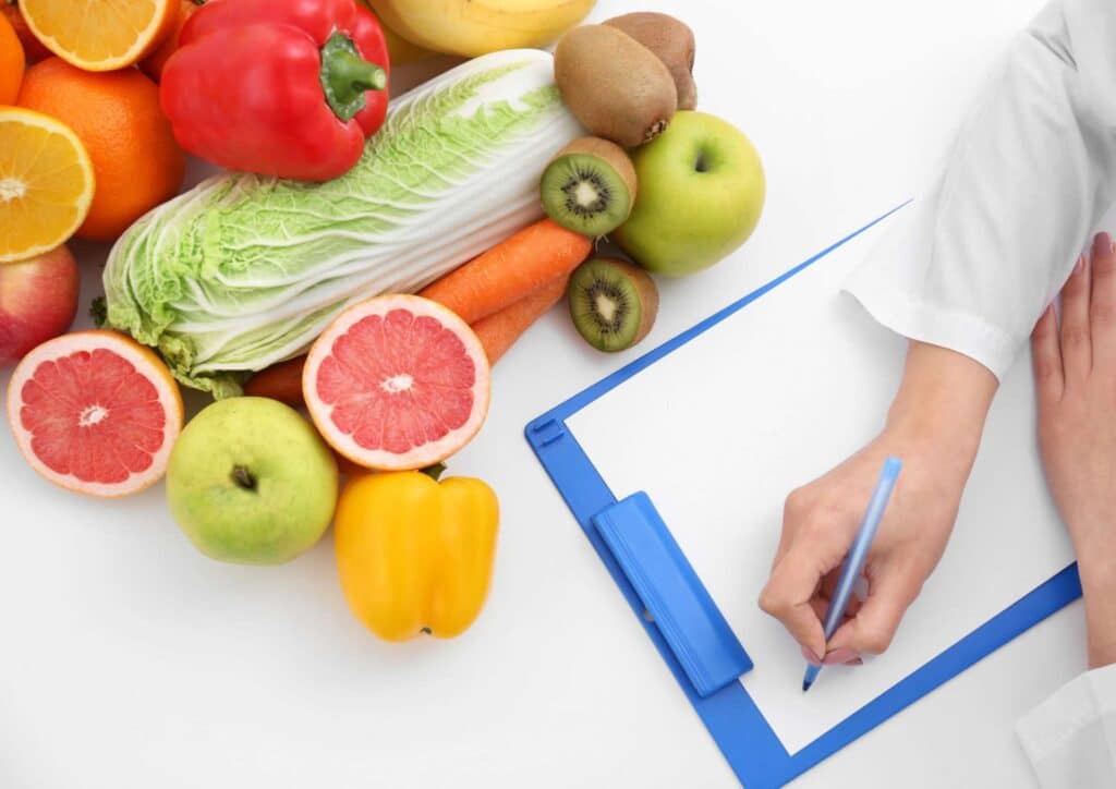 What Is the Difference Between a Nutritionist and Dietitian? 6 The difference between a nutritionist and a dietitian in Australia is based on their qualifications, clinical responsibilities and the type of support they provide.