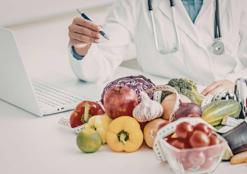 What Is the Difference Between a Nutritionist and Dietitian? 7 The difference between a nutritionist and a dietitian in Australia is based on their qualifications, clinical responsibilities and the type of support they provide.
