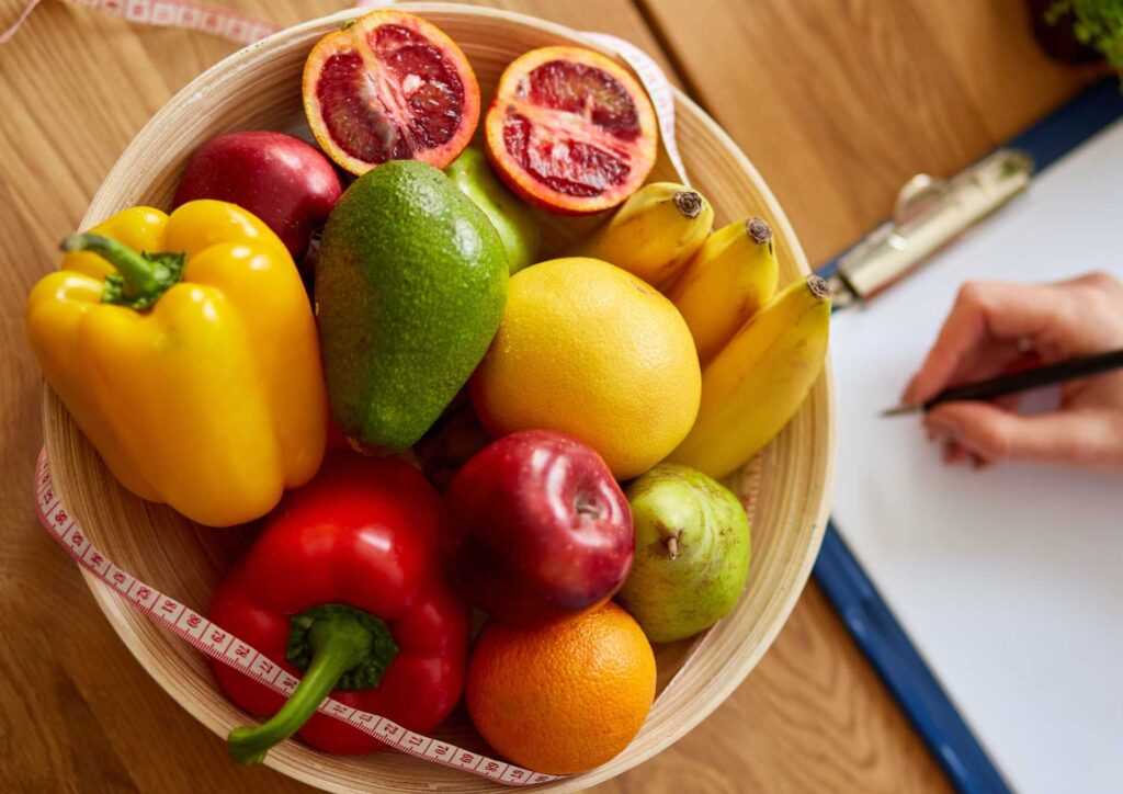 What Is the Difference Between a Nutritionist and Dietitian? 5 The difference between a nutritionist and a dietitian in Australia is based on their qualifications, clinical responsibilities and the type of support they provide.