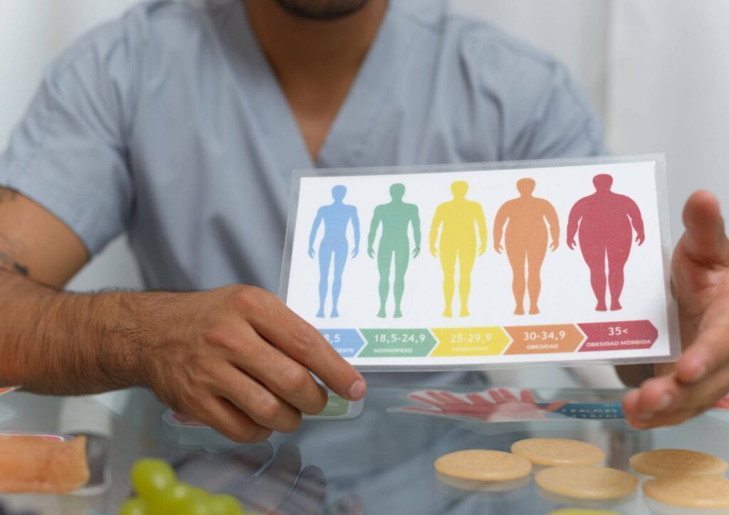 What Is the Difference Between a Nutritionist and Dietitian? 2 The difference between a nutritionist and a dietitian in Australia is based on their qualifications, clinical responsibilities and the type of support they provide.