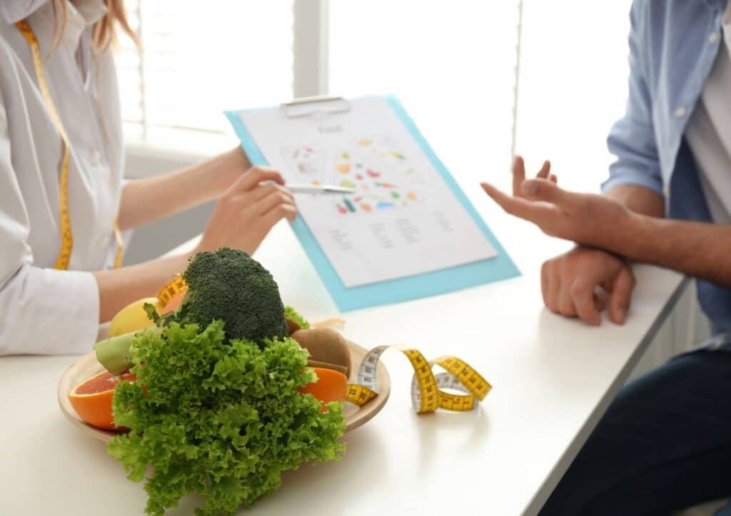 What Is the Difference Between a Nutritionist and Dietitian? 3 The difference between a nutritionist and a dietitian in Australia is based on their qualifications, clinical responsibilities and the type of support they provide.