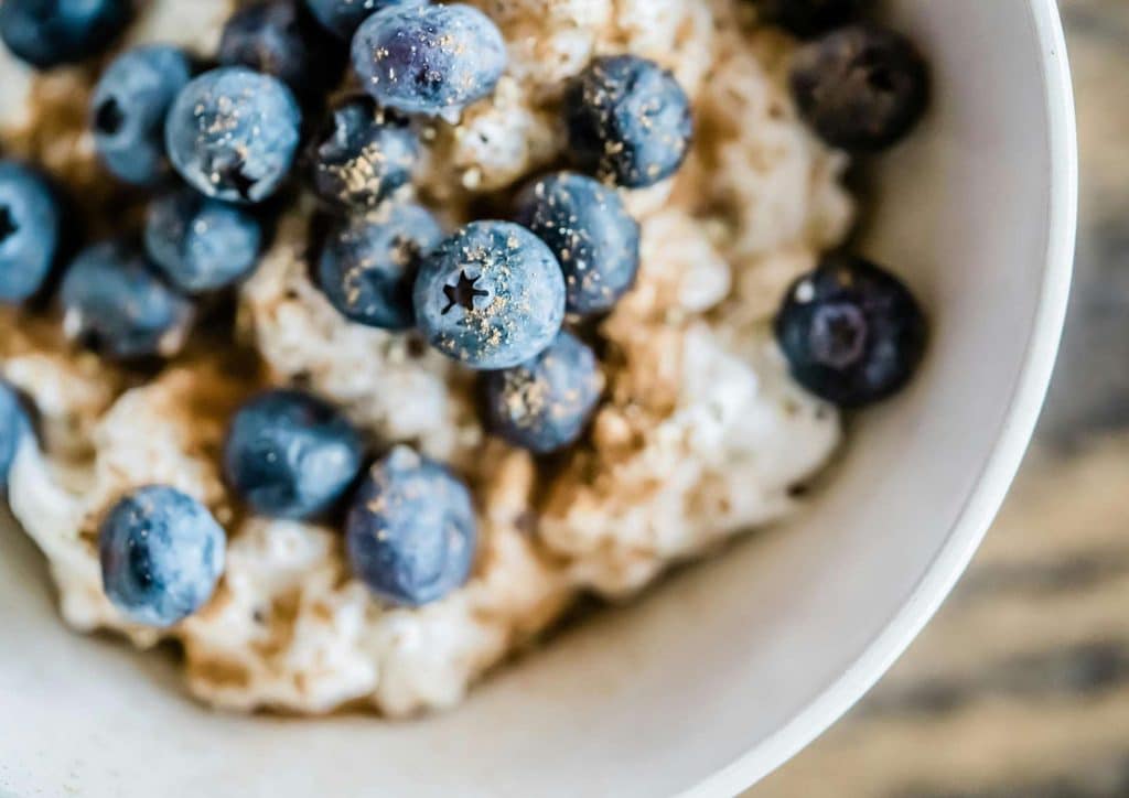 Are Oats Good for Weight Loss? 15 A bowl filled with fresh blueberries and rolled oats, showcasing a healthy breakfast option.