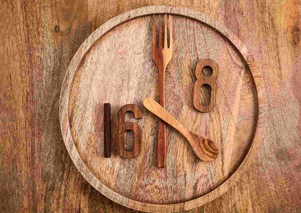 Intermittent Fasting for Weight Loss: Does It Actually Work? 22 A decorative clock with a fork and spoon positioned as hands, representing the concept of dining and time.