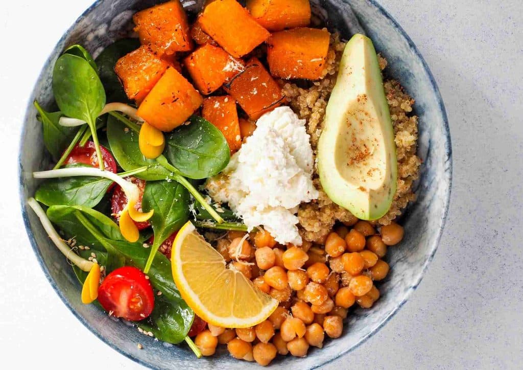 Healthy Dinners for Weight Loss: Easy Weeknight Ideas 2 A bowl filled with colourful vegetables, chickpeas, and sliced avocado, showcasing a healthy meal option.