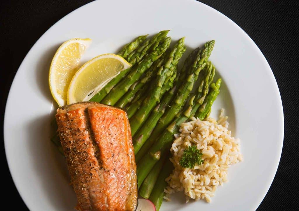 Healthy Dinners for Weight Loss: Easy Weeknight Ideas 4 A plate featuring grilled salmon, steamed asparagus, and a serving of fluffy brown rice.