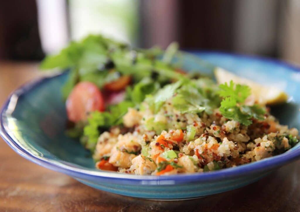 Easy Meals for Weight Loss When You're Short on Time 45 A blue bowl filled with a colourful salad, featuring various vegetables and greens.