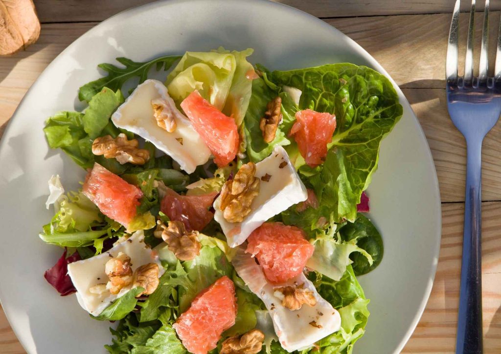 Healthy Dinners for Weight Loss: Easy Weeknight Ideas 42 A plate of mixed salad featuring grapes, cheese, and nuts, arranged attractively for a fresh and healthy meal.