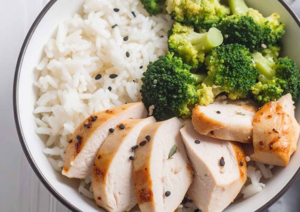 Healthy Dinners for Weight Loss: Easy Weeknight Ideas 19 A bowl containing chicken, broccoli, and rice, arranged neatly for a balanced meal.