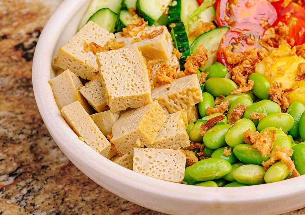 Healthy Dinners for Weight Loss: Easy Weeknight Ideas 32 A bowl filled with colourful vegetables and tofu, showcasing a healthy and nutritious meal option.