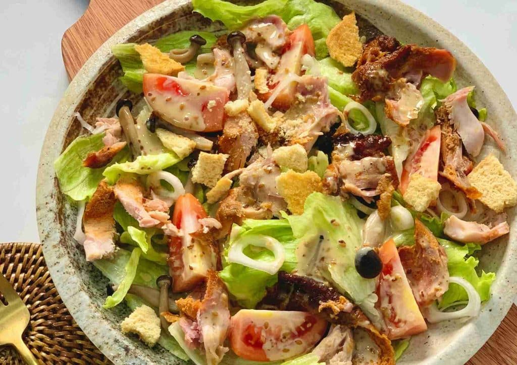 Healthy Lunches for Weight Loss: Work and Home Ideas 38 A fresh salad featuring grilled chicken, crisp lettuce, and sliced onions arranged in a bowl.