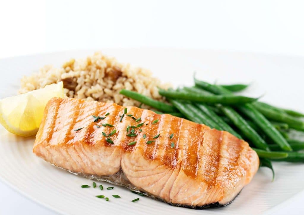 Healthy Dinners for Weight Loss: Easy Weeknight Ideas 36 A plate featuring grilled salmon, steamed green beans, and a serving of fluffy white rice.