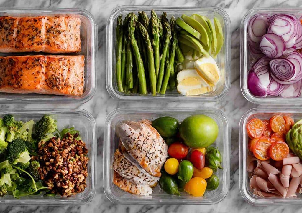 Healthy Lunches for Weight Loss: Work and Home Ideas 28 Six plastic containers filled with various types of food, showcasing a colourful assortment of meals and ingredients.