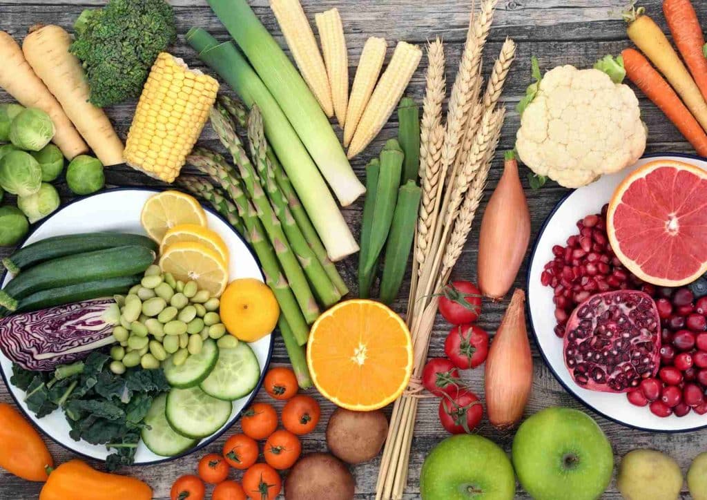 High Fibre Diet for Weight Loss: Why Fibre Keeps You Full 36 An arrangement of various fruits and vegetables on a table, emphasising their freshness and visual appeal.