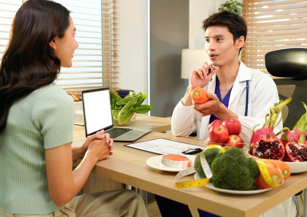 Keto vs Low Carb for Weight Loss: Which Is Better? 46 A healthcare professional engages with a woman, providing guidance on healthy eating habits and nutrition.
