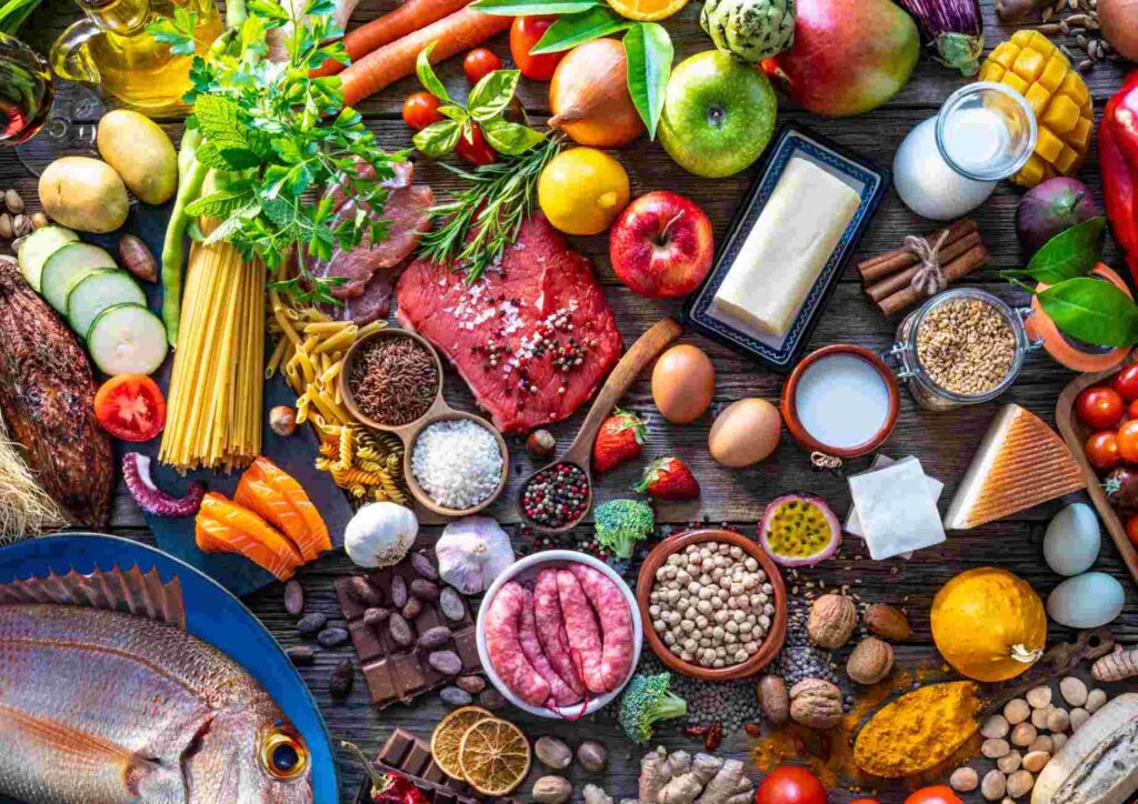 Keto vs Low Carb for Weight Loss: Which Is Better? 41 A circular arrangement of diverse food items, showcasing various colors and textures for an appealing presentation.