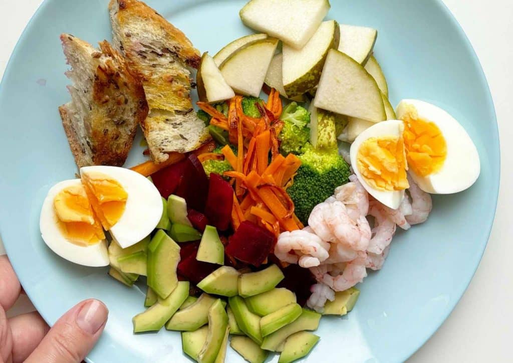 Keto vs Low Carb for Weight Loss: Which Is Better? 51 A well-presented plate containing eggs, assorted vegetables, and bread, highlighting a balanced meal.
