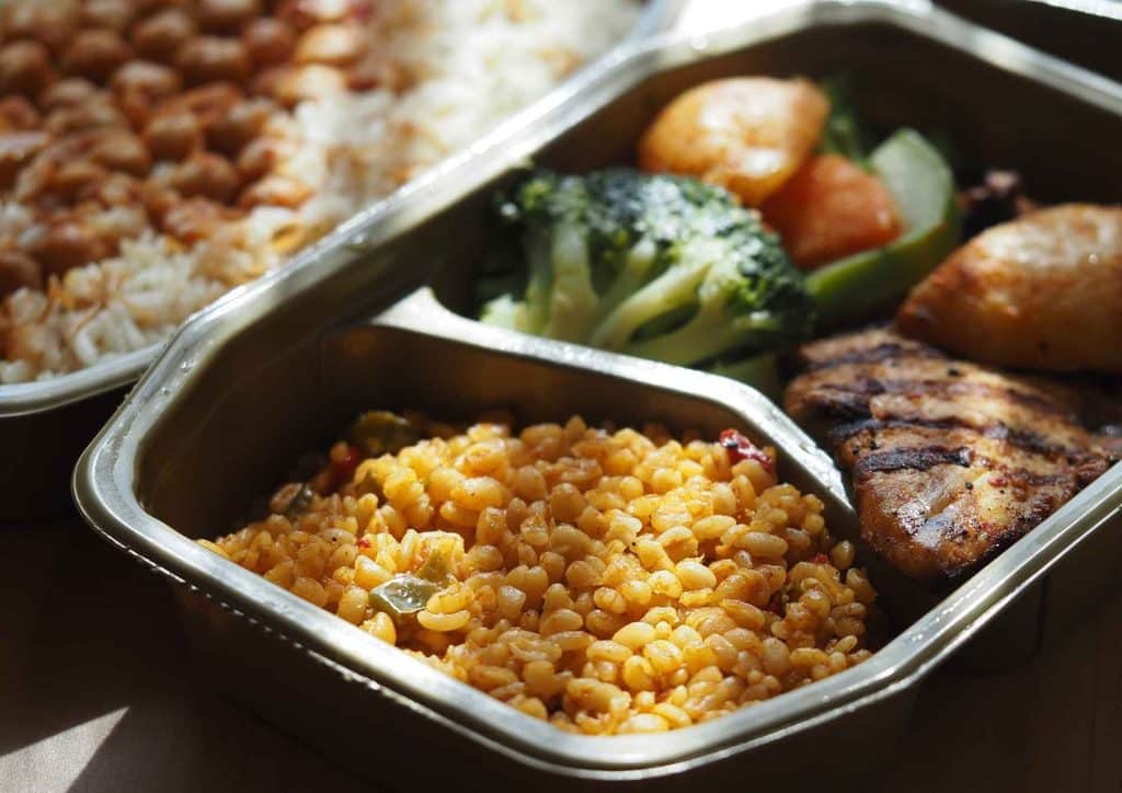 Easy Meals for Weight Loss When You're Short on Time 30 A tray featuring a serving of rice, grilled chicken, and a variety of colourful vegetables.