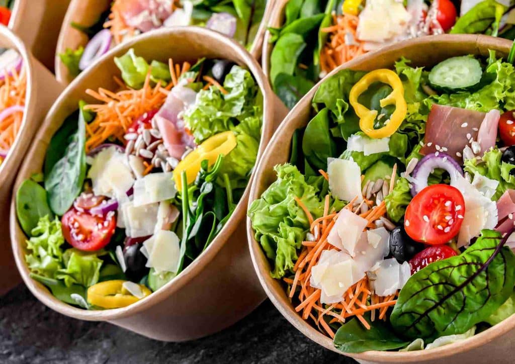 Easy Meals for Weight Loss When You're Short on Time 3 A variety of salad bowls filled with colourful vegetables, showcasing fresh ingredients and diverse textures.
