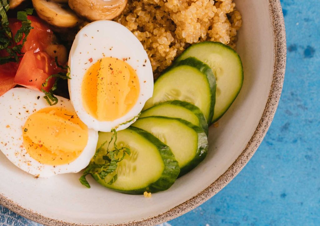 Easy Meals for Weight Loss When You're Short on Time 9 A vibrant bowl containing eggs, sliced cucumbers, mushrooms, and cherry tomatoes, representing a nutritious dish.