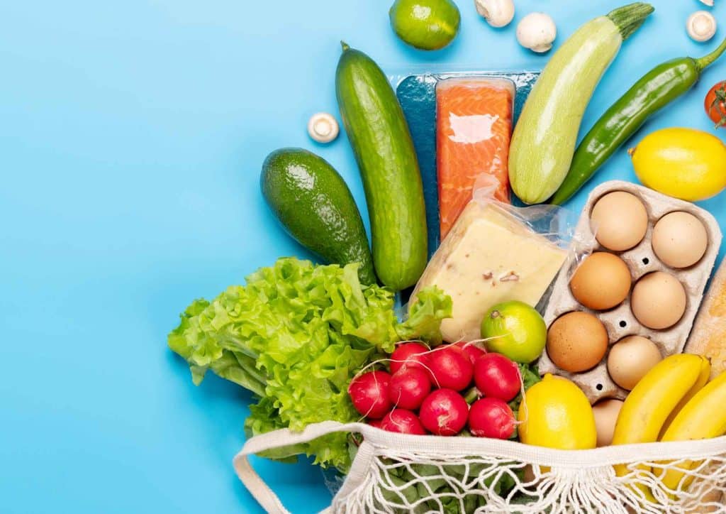What Is a Balanced Diet for Weight Loss? 8 A reusable bag packed with fresh produce, including fruits and vegetables, emphasising a healthy lifestyle choice.