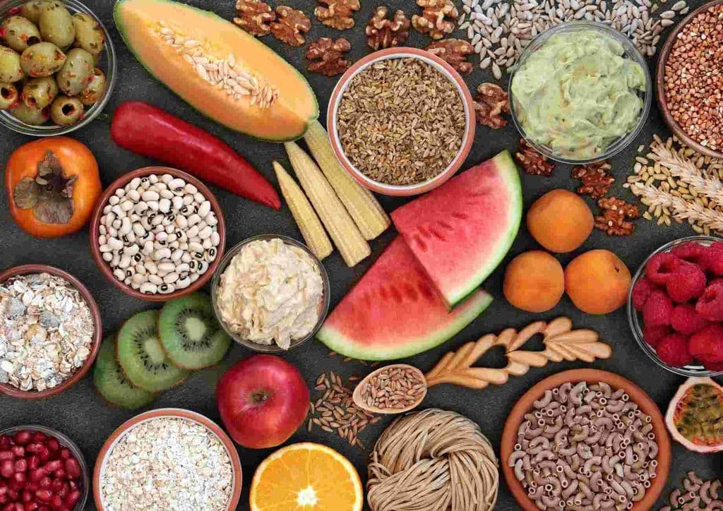 High Fibre Diet for Weight Loss: Why Fibre Keeps You Full 4 A selection of diverse foods displayed in bowls, including fruits, vegetables, grains, and proteins.